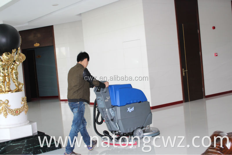 Rotating floor dry cleaning machine with single brush